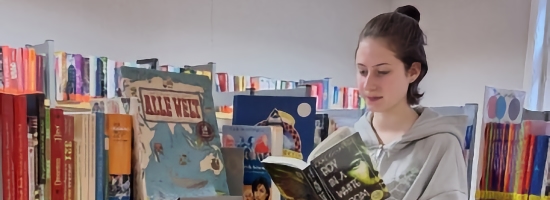 Frau vor Bücherregalen